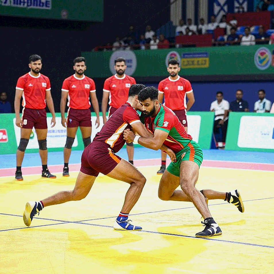 একজন রেইডার, চারজন ডিফেন্ডার — আর লোগোতে যাঁরা নেই