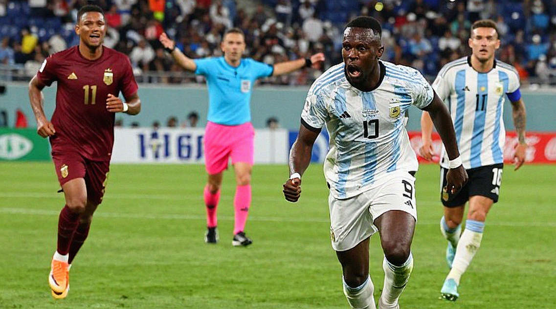 Blockchain and Data Integrity: Lessons from a Health Article Mislabeled as Football Blockchain and Data Integrity: Lessons from a Health Article Mislabeled as Football