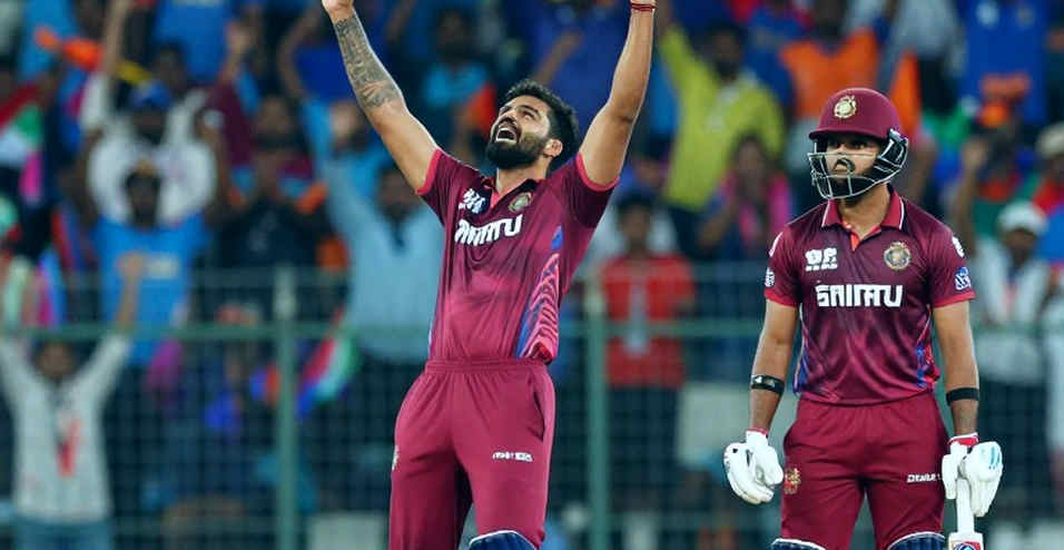 লর্ডসের ধাক্কা থেকে রাওয়ালপিন্ডি: লাল বলের পুনর্নির্মাণে হেসনের হাতে হাল লর্ডসের ধাক্কা থেকে রাওয়ালপিন্ডি: লাল বলের পুনর্নির্মাণে হেসনের হাতে হাল