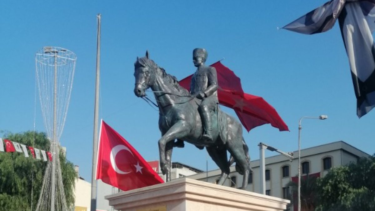 BORNOVA'YA YAKIŞAN HEYKEL: Elleri cebinde gitti, at üzerinde	ATATÜRK geldi