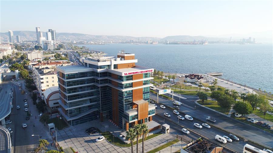 Bayraklı’da akıl almaz olay!... Depremzedeye gelen yardım malzemeleri belediye birimlerinde kullanılıyor
