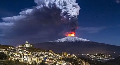 Etna Yanardağı kül ve lav püskürtüyor