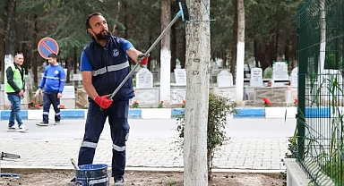 Buca’da bayram hazırlığı: Mezarlıklar ve camiler temizlendi