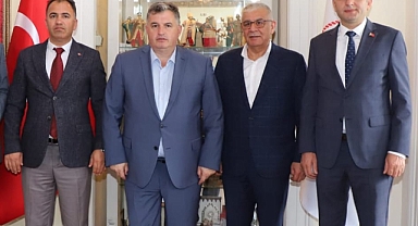 AK Parti İzmir İl Yöneticilerinden Turizm İl Müdürü Dr. Sadık Doğruer'e Övgü Dolu Sözler: Sağlıkta Da, Yerel Yönetimlerde De Başarılı