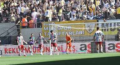  Futbolcuların prim kavgası, taraftarın kapı önü öfkesi: Karşıyaka karıştı!