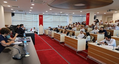 Bayraklı Meclisinde Neler Oluyor?