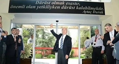 Eski belediye başkanı uçakta kalp krizi geçirdi!