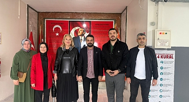 AK Parti Çiğli Teşkilatı’ndan 24 Kasım Öğretmenler Günü’nde Tam Kadro Ziyaret