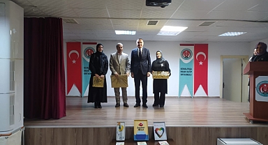 KEMALPAŞA İMAM HATİP ORTAOKULU’NDA AİLE YILI KAPSAMINDA “VELİ KİTAP OKUMA YARIŞMASI” ÖDÜLLERİ TAKDİM EDİLDİ