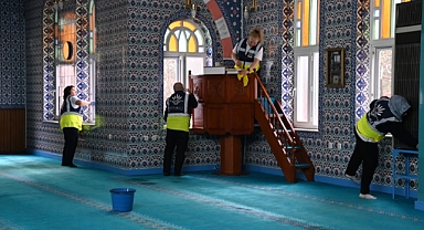 Karabağlar’da Camilere Ramazan Temizliği