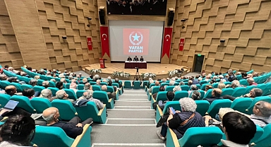 Özgür Bursalı’dan İzmir’de Türkiye’nin Geleceğine Işık Tutan Konferans: “Türkiye Büyük Kararın Eşiğinde”