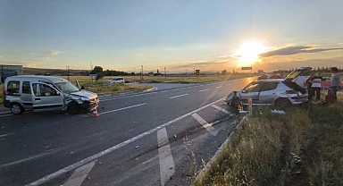 AFYONKARAHİSAR’DA ŞİDDETLİ ÇARPIŞMA: KAVŞAKTA CAN PAZARI, 8 YARALI!