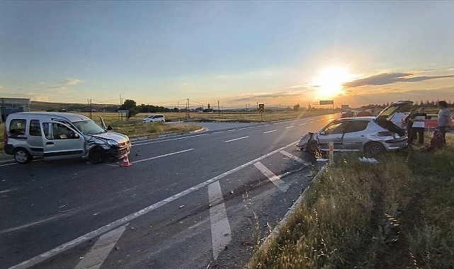 AFYONKARAHİSAR’DA ŞİDDETLİ ÇARPIŞMA: KAVŞAKTA CAN PAZARI, 8 YARALI!