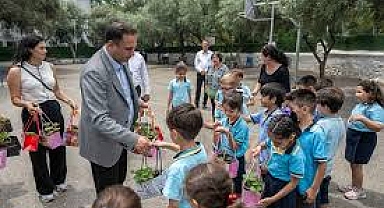 Bornovalı minik eller toprakla buluşuyor